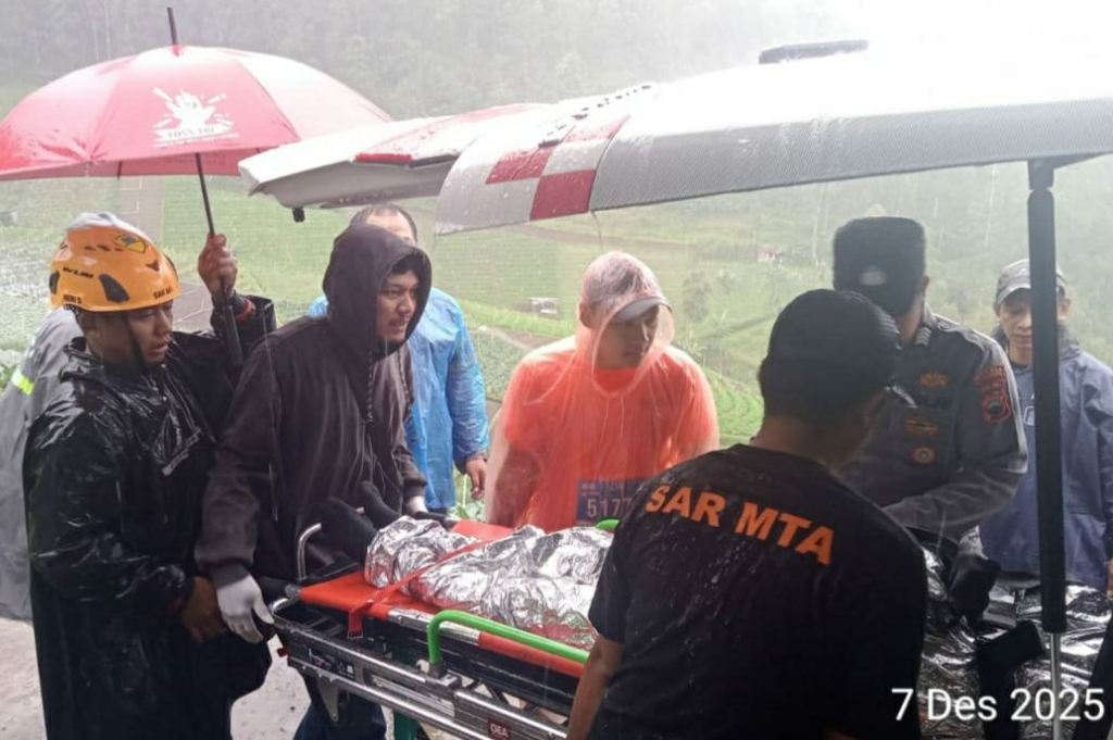 Dramatis! Evakuasi 2 Pelari Meninggal di Siksorogo Lawu Ultra di Tengah Hujan Lebat