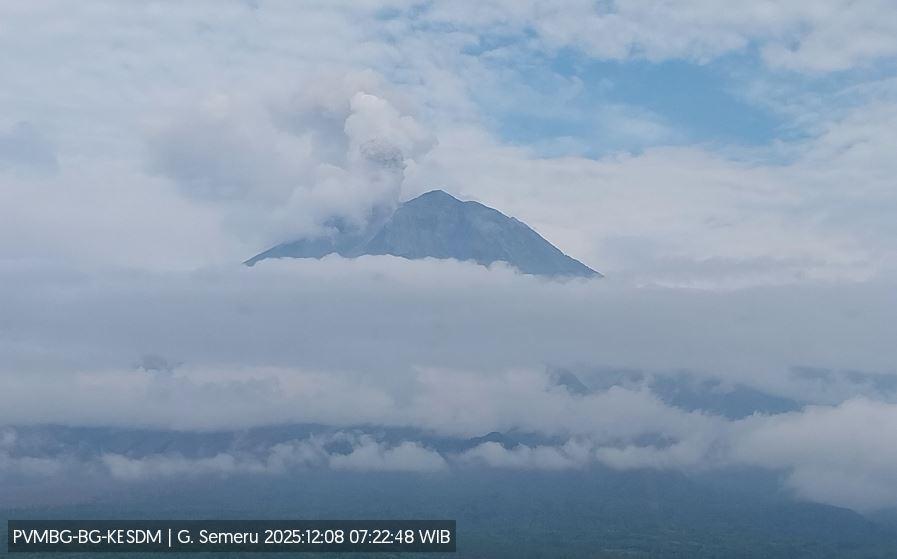 Gunung Semeru Meletus Semburkan Kolom Abu Setinggi 900 Meter dari Puncak