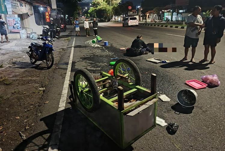 Kecelakaan Pemotor Tabrak Gerobak Dagangan di Bantul, 2 Orang Luka-Luka