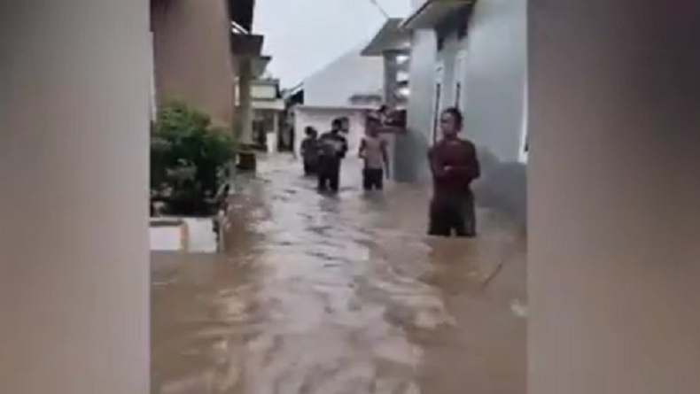 Tanggul Jebol Picu Banjir Besar di Tanggamus, Ratusan Rumah Terendam
