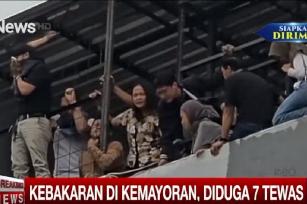 Penampakan Sejumlah Karyawan Terjebak di Atap saat Kebakaran di Kemayoran