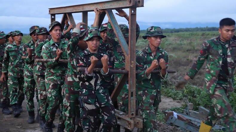 Personel TNI Bongkar Muat 24 Ton Material Jembatan Bailey di Pasaman Barat