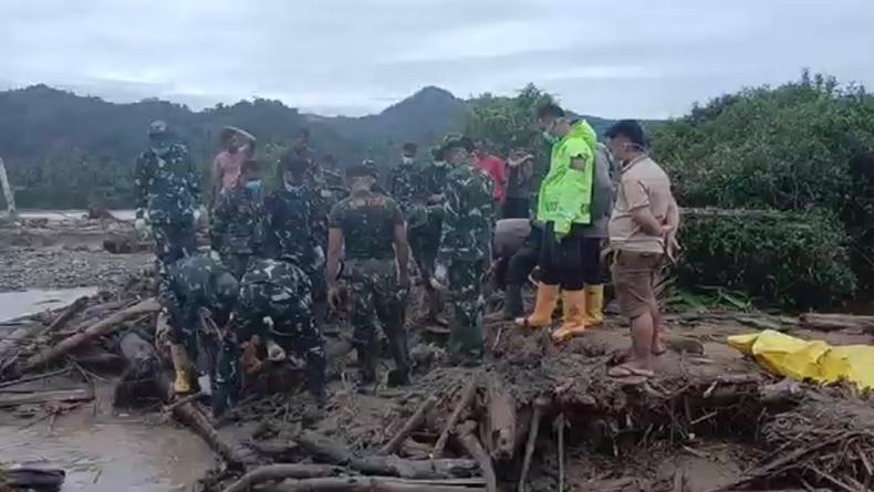 Jasad Perempuan Korban Banjir Ditemukan di Sungai Batang Anai, Tertimbun Tumpukan Kayu