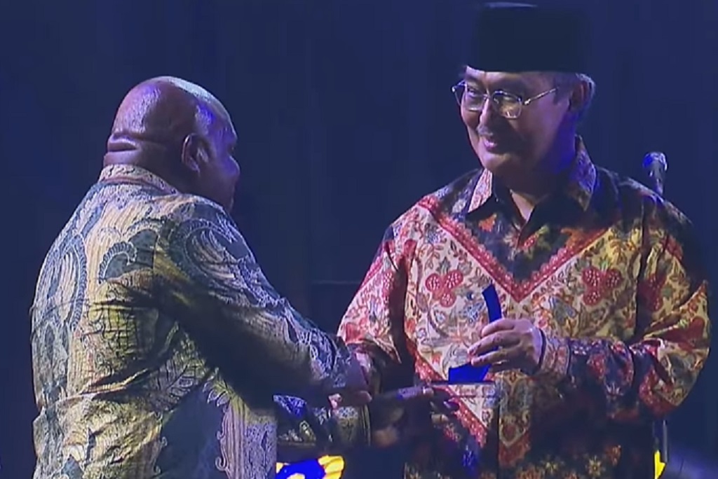 Natalius Pigai Anugerahi 6 Orang Jadi Tokoh HAM, Ada Jimly Asshiddiqie