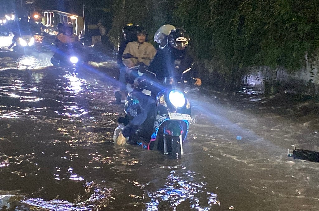 Prapanca Jaksel Banjir, Belasan Motor Mogok gegara Nekat Terobos Genangan