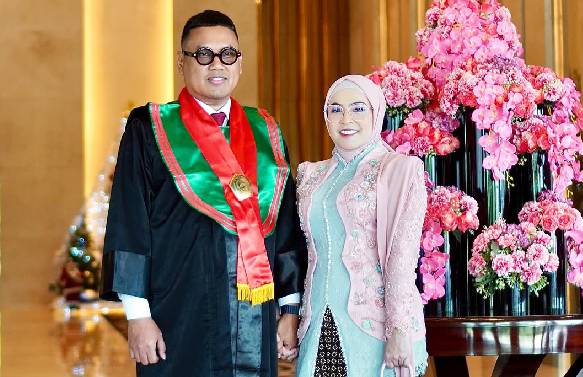 Uya Kuya Wisuda S2 Magister Hukum, Astrid: Selamat Suamiku