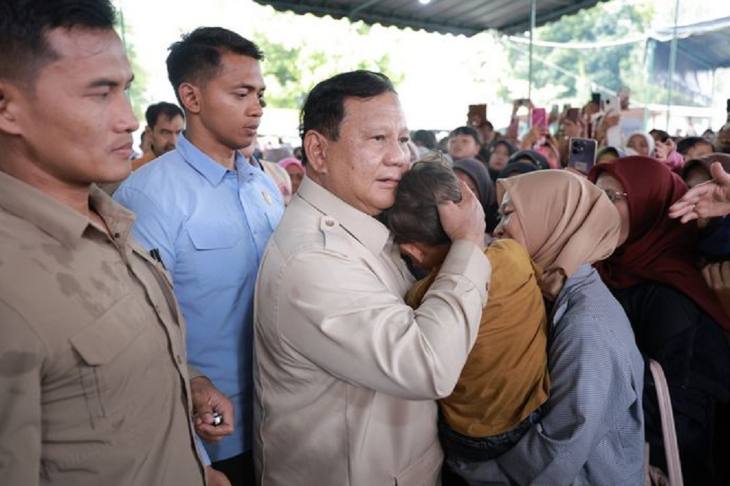 Momen Haru Prabowo Gendong Balita Pengungsi di Takengon, Langsung Diunggah Sang Ibu