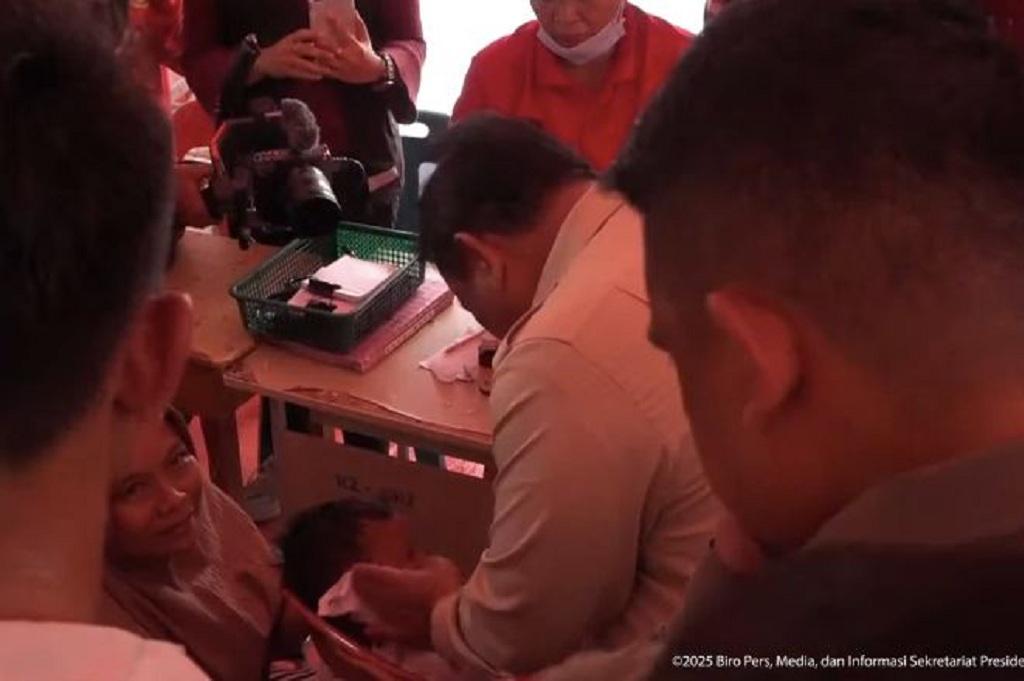 Kepedulian Prabowo di Pengungsian Langkat, Peluk Ibu-Ibu hingga Lap Anak Sakit