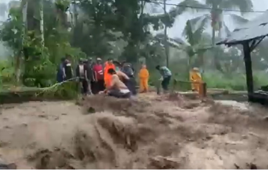Banjir Bandang Terjang Lereng Argopuro Bondowoso, 5 Rumah dan Jembatan Rusak