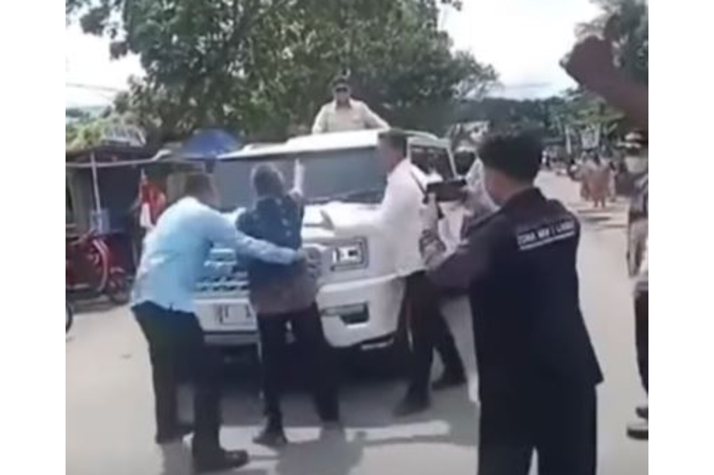 Viral Pria Tua Adang Mobil Prabowo di Langkat, Tunjuk-Tunjuk Sampaikan Pesan Ini
