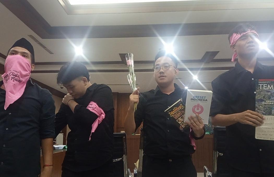 Sidang Dakwaan Delpedro Cs, Pendukung Nyanyikan Indonesia Pusaka hingga Hening Cipta