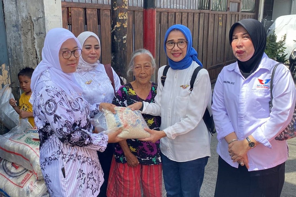 DPW Perindo Jakarta dan Yayasan Tunas Bangsa Fauziah Hanum Bagikan Sembako ke Warga Kalibaru