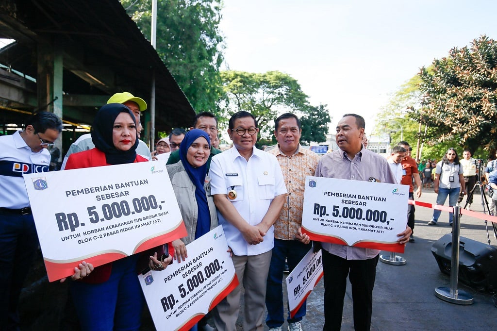 Pramono Salurkan Bantuan ke Pedagang Pasar Kramat Jati Korban Kebakaran, Rp5 Juta per Orang