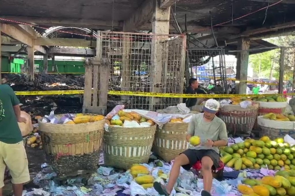 Cerita Pedagang Pasar Kramat Jati, Tetap Berjualan meski Lapaknya Hangus Terbakar