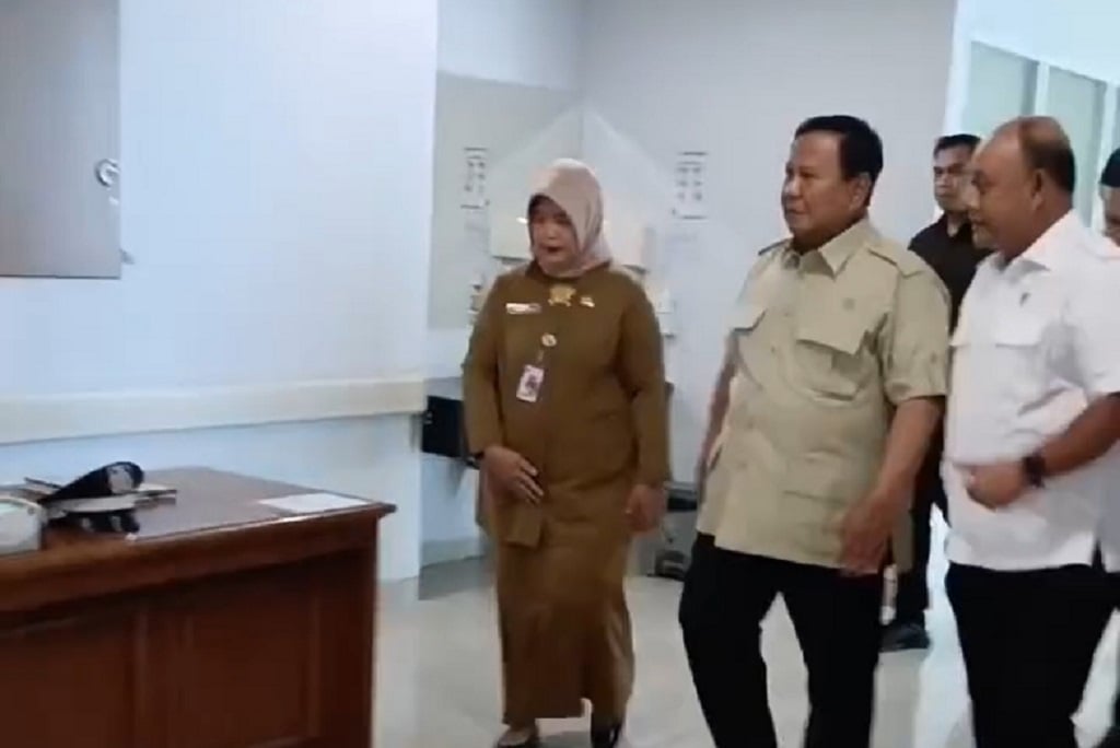 Prabowo Jenguk Guru-Siswa SD Korban Ditabrak Mobil MBG di RSUD Koja