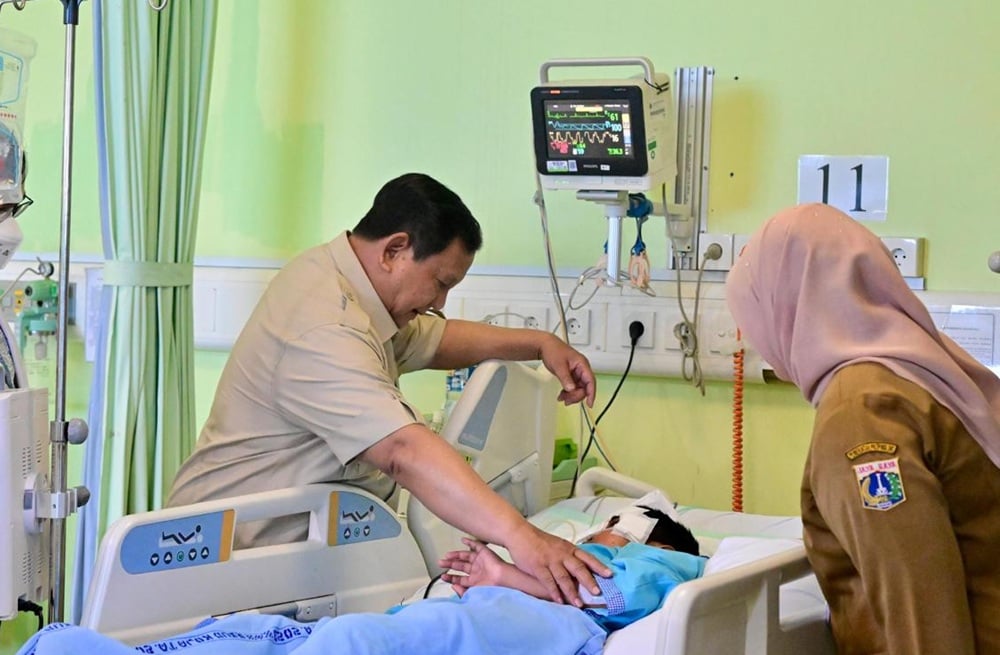 Jenguk Siswa Korban Tabrak Mobil MBG, Prabowo Janji Kirim Bubur Ayam
