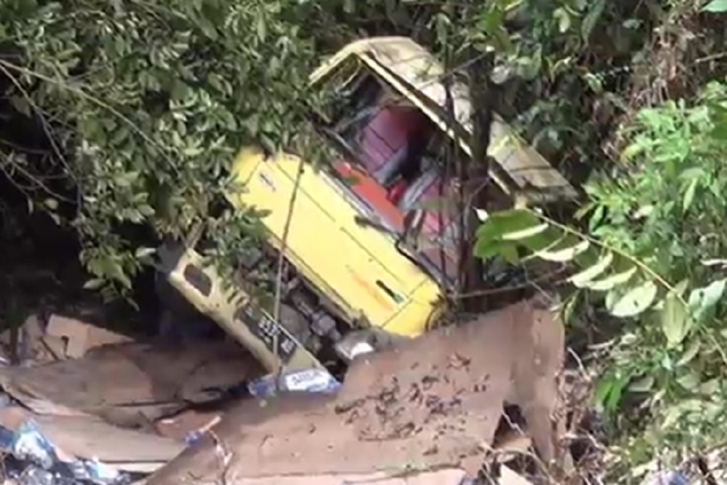 Tak Kuat Menanjak, Truk Air Mineral Terjun ke Jurang 15 Meter di Pasaman