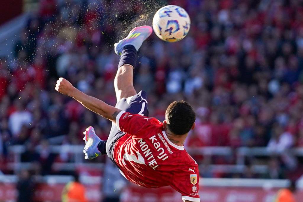 Bukan Rizky Ridho, Gol Salto Santiago Montiel Menangi Puskas Award 2025