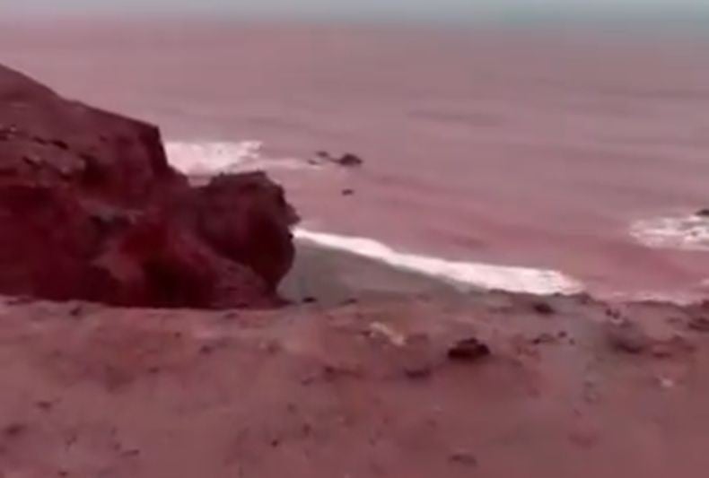 Heboh Laut di Iran Berubah Menjadi Merah Darah, Ini Sebabnya