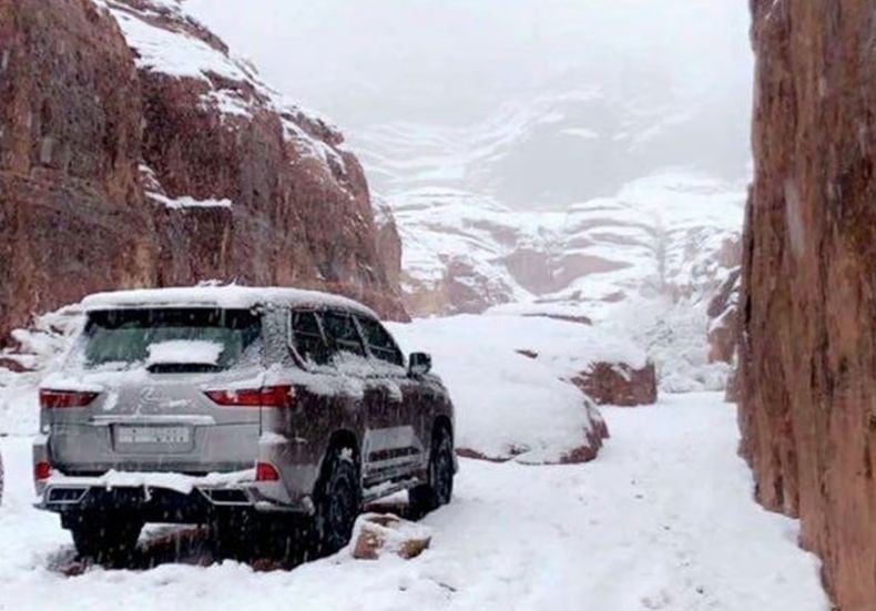 Ini Wilayah-Wilayah Arab Saudi yang Diselimuti Salju, dari Pegunungan hingga Gurun