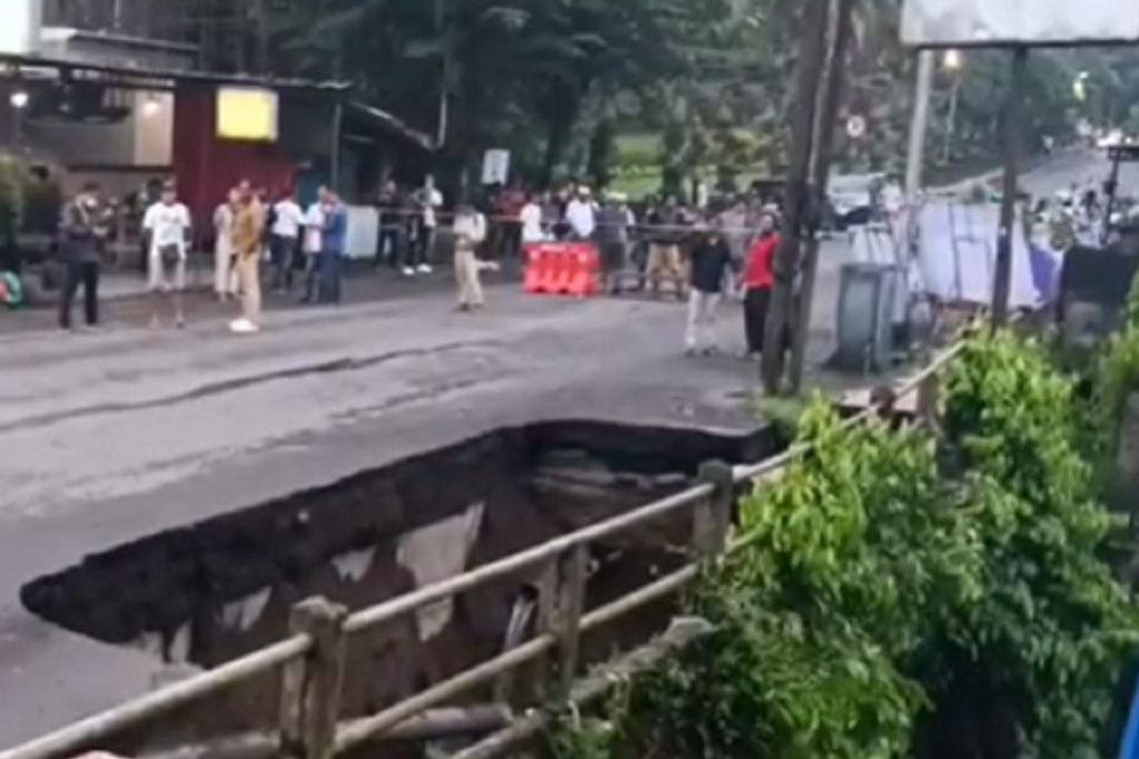 Jalur Wisata Ubud Gianyar Ambrol Diguyur Hujan Deras, Arus Lalin Ditutup Total