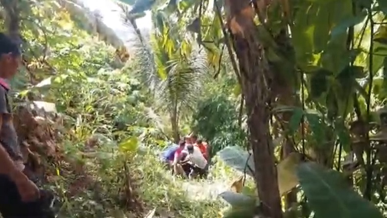 Mobil Rombongan Wisatawan Terjun ke Jurang di Trenggalek, Diduga akibat Rem Blong