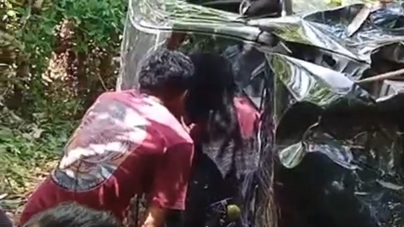 Detik-Detik Mobil Rombongan Wisatawan Terjun ke Jurang di Trenggalek Terekam Kamera