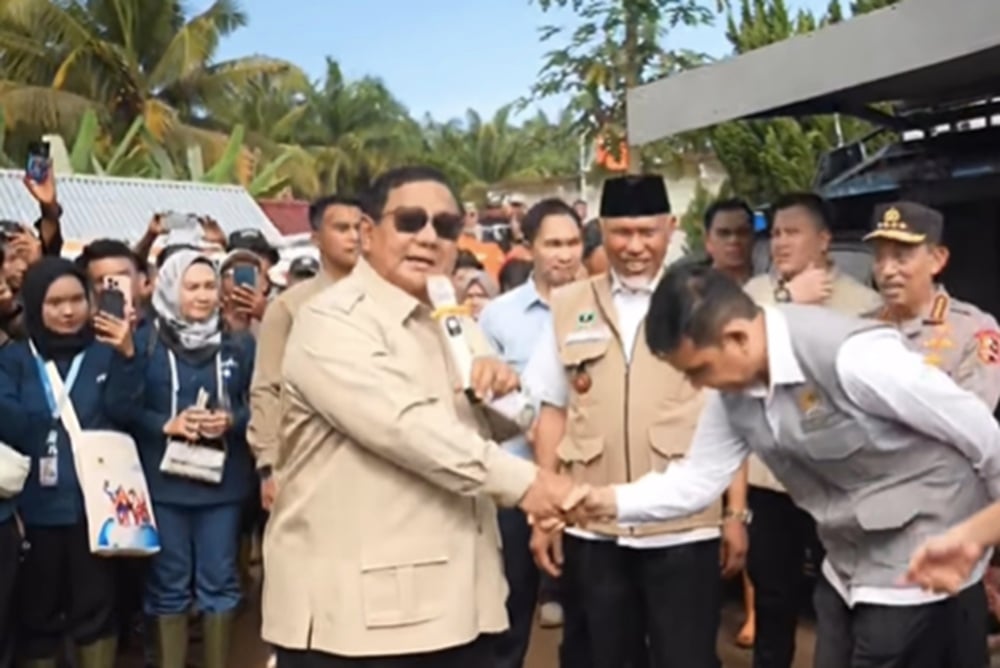 Prabowo ke Pengungsi Korban Bencana di Agam: Sebulan Lagi Tak Perlu Tinggal di Tenda