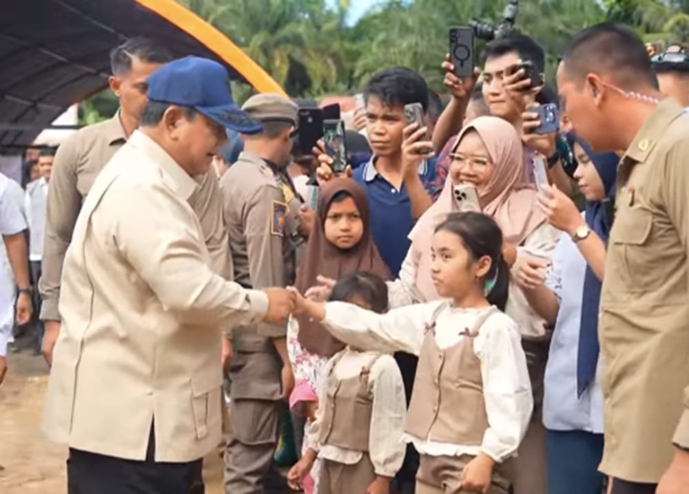 Disambut Lagu Indonesia Raya, Prabowo Tinjau Posko Pengungsi di Agam Sumbar