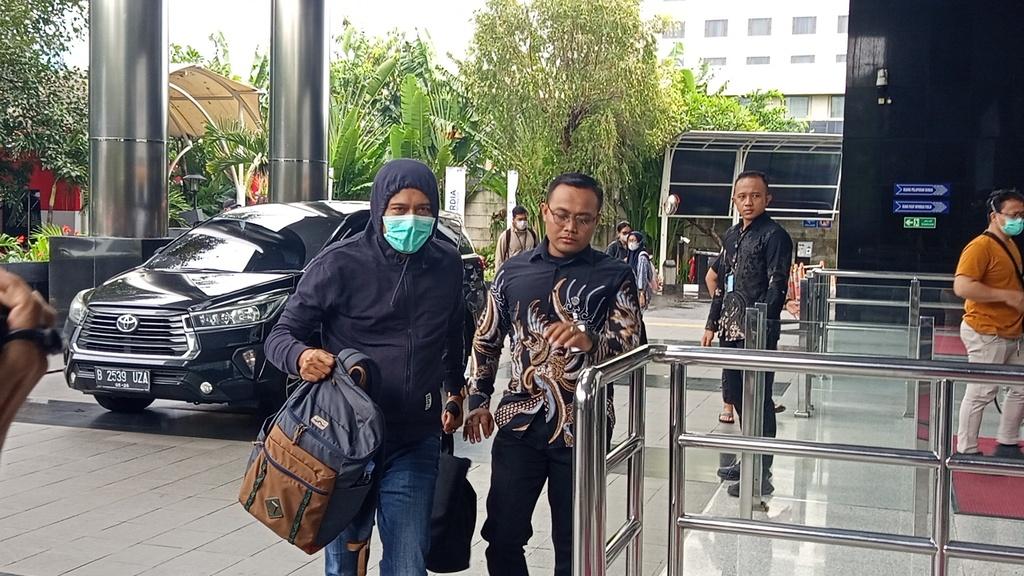 Pakai Masker, 2 Orang Terjaring OTT Kalsel Tiba di KPK