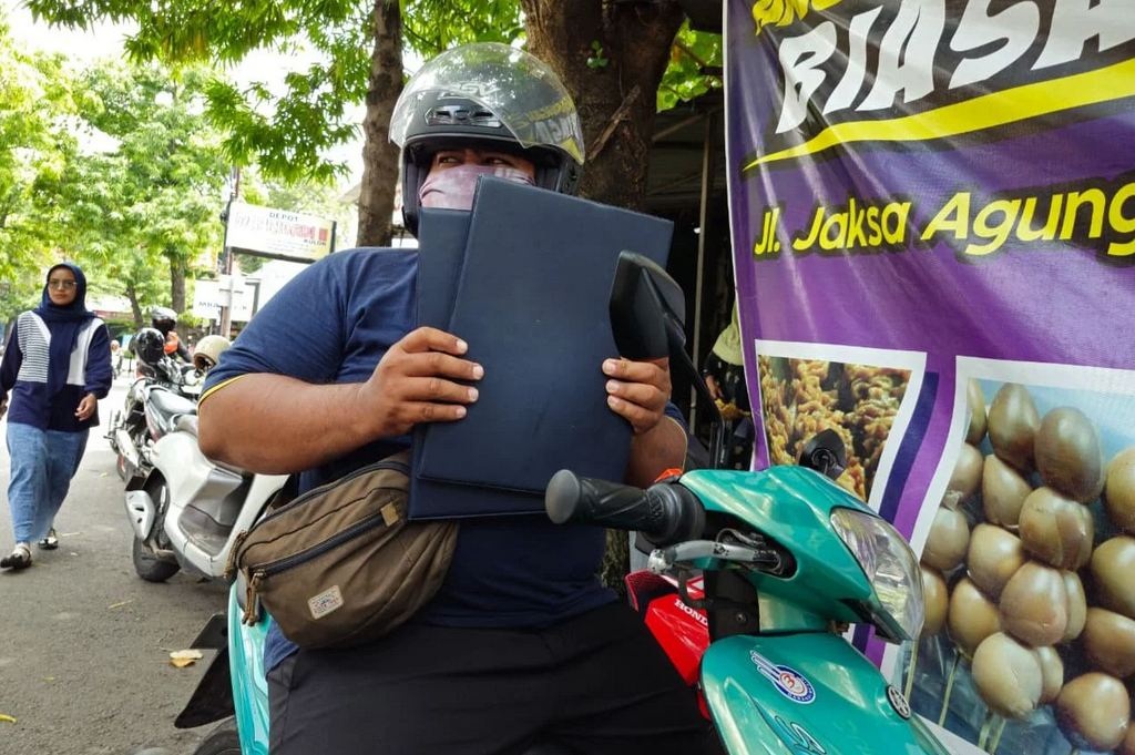 Ada-Ada Saja, Kurir Online di Ponorogo Dapat Pesanan Ambil Rapor di Sekolah