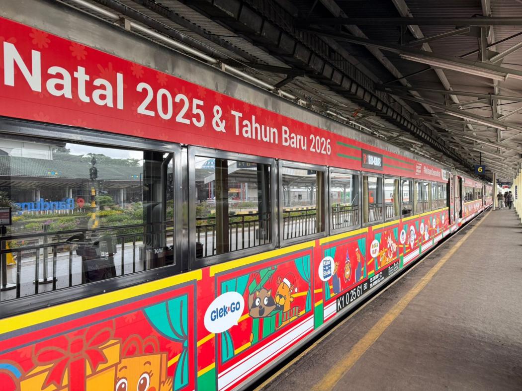 Meriahkan Libur Natal 2025 dan Tahun Baru 2026, KAI Hadirkan Livery Tematik dan Ornamen Stasiun