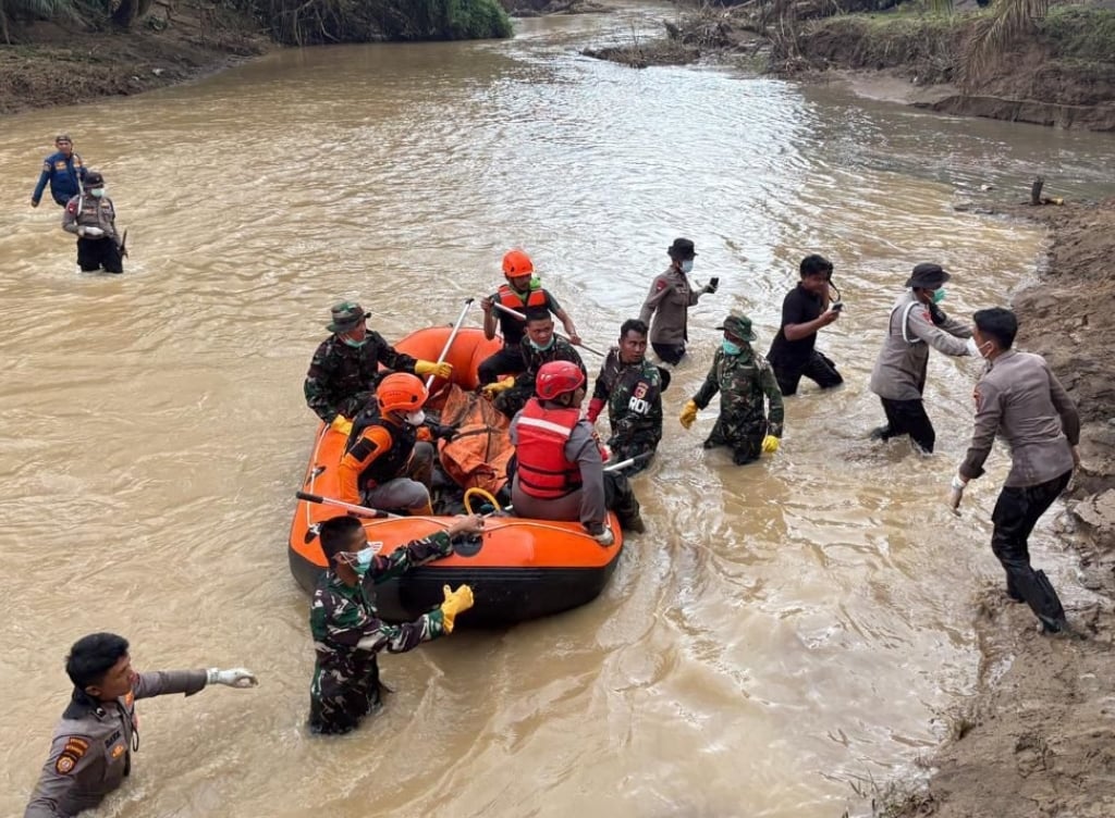 Polisi di Garis Depan Bencana: Bertaruh Nyawa, Membawa Harapan