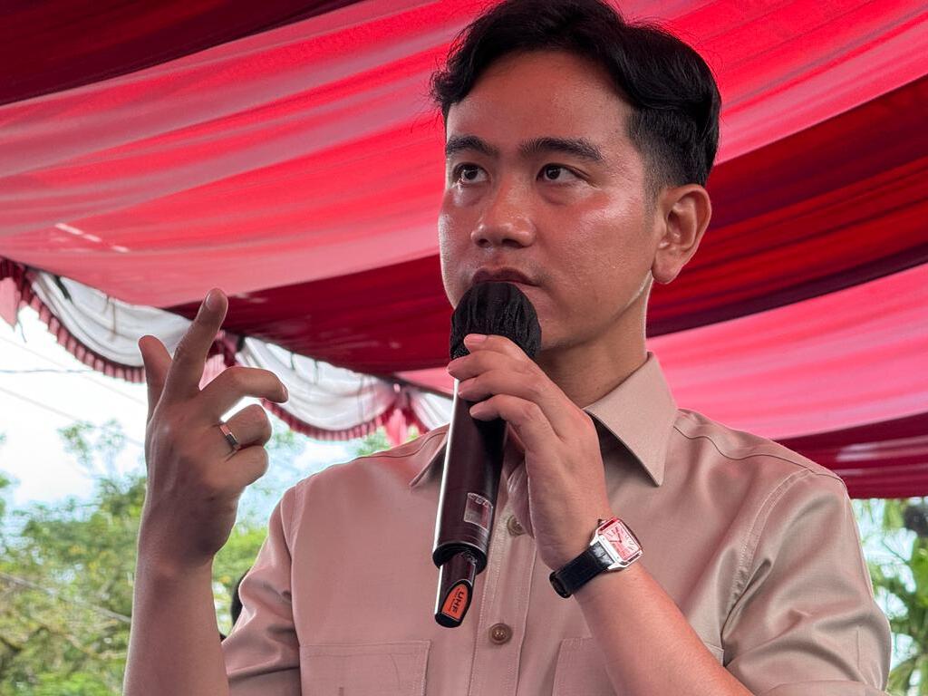 Gibran Minta Anak-Anak Manfaatkan Listrik di Desa Hilisebua Nias: Kalau Malam Belajar yang Rajin