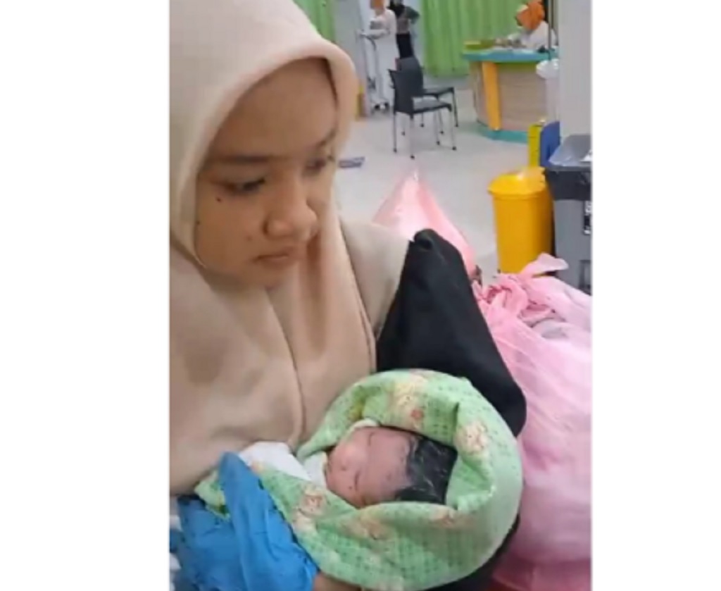 Momen Haru Dokter Puskesmas Bantu Ibu Lahirkan 2 Bayi Kembar di Langkat saat Banjir