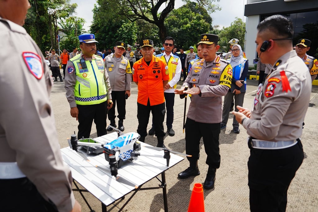 Tinjau Pos Command Center, Kapolri Pastikan Mudik Nataru Aman dan Nyaman