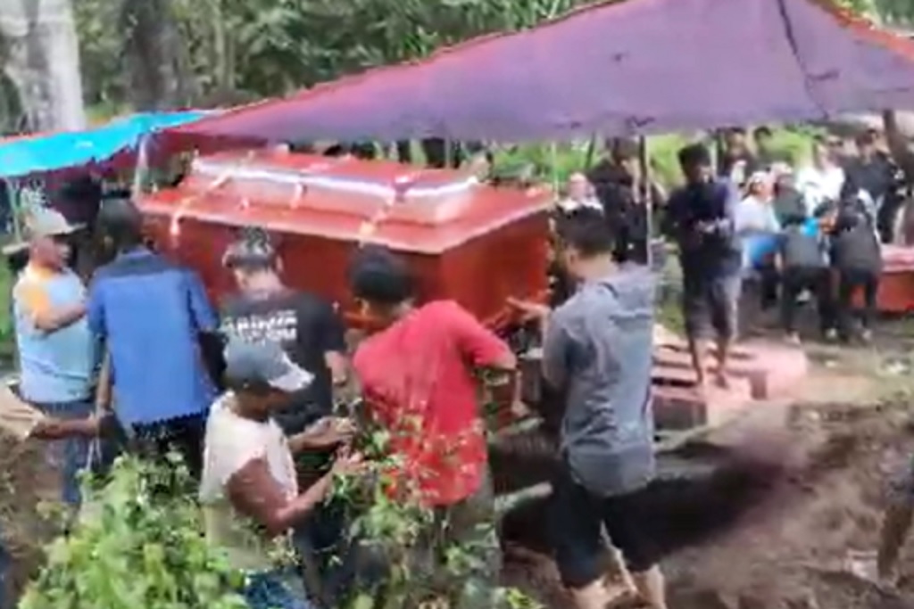 Ayah dan Anak Korban Laka Maut Bus Cahaya Trans di Tol Semarang Dimakamkan Satu Liang