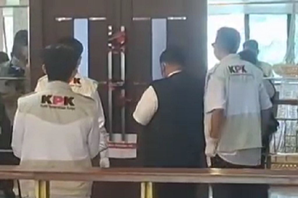 KPK Geledah Ruang Kerja Bupati Bekasi Ade Kuswara Kunang, 2 Koper Dokumen Disita