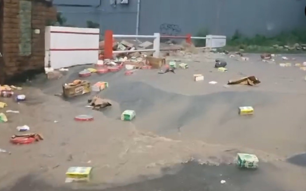 Cirebon Dikepung Banjir, Gudang Supermarket dan Gerbang SMP Jebol Diterjang Air Deras