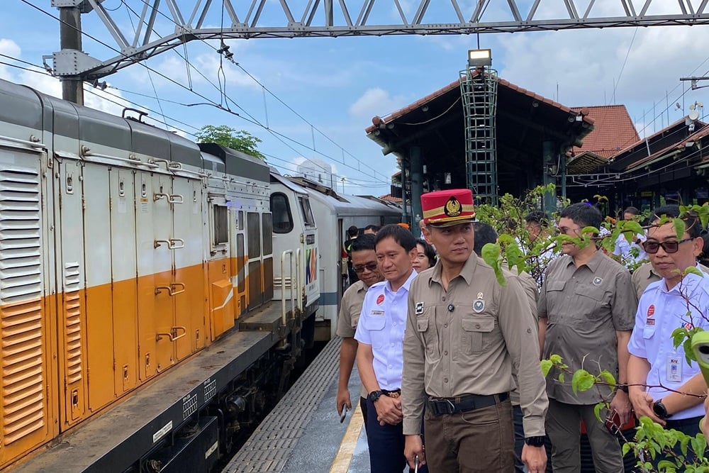 AHY Tinjau Langsung Kesiapan Layanan Kereta Api Nataru di Stasiun Gambir