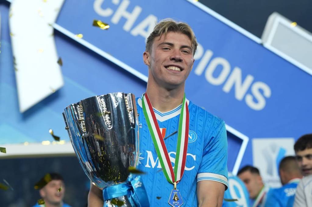 Rasmus Hojlund Sentil Manchester United Setelah Angkat Trofi dengan Napoli