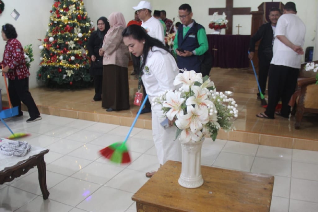 Sambut Nataru, Penyuluh Agama se-Indonesia Kompak Bersihkan Rumah Ibadah Lintas Iman