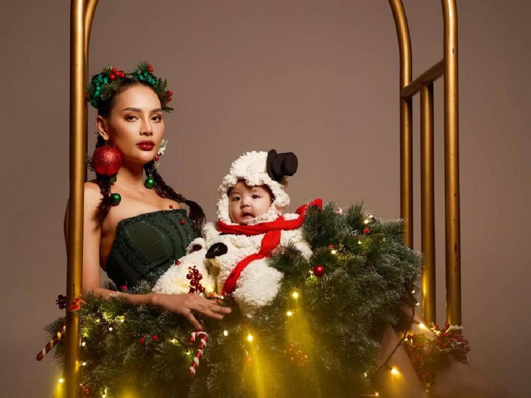 Gemas! Erika Carlina Cosplay Jadi Pohon Natal dan Baby Andrew Si Domba Kecil