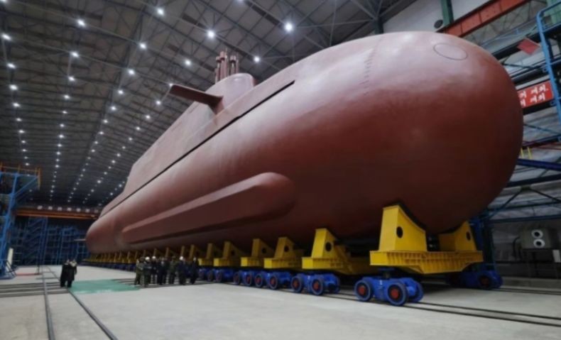 Kim Jong Un Pamer Kapal Selam Nuklir Pertama Buatan Korea Utara