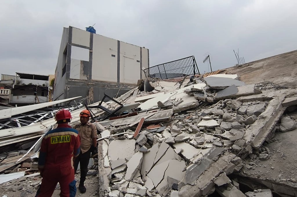 Ngeri! Detik-Detik Bangunan Lahan Parkir 2 Lantai di Jakut Roboh