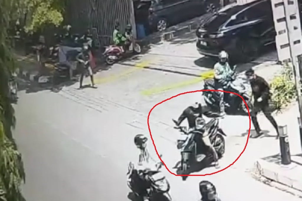 Viral Komplotan Maling Motor Todongkan Senpi ke Warga di Jakbar, Diburu Polisi!