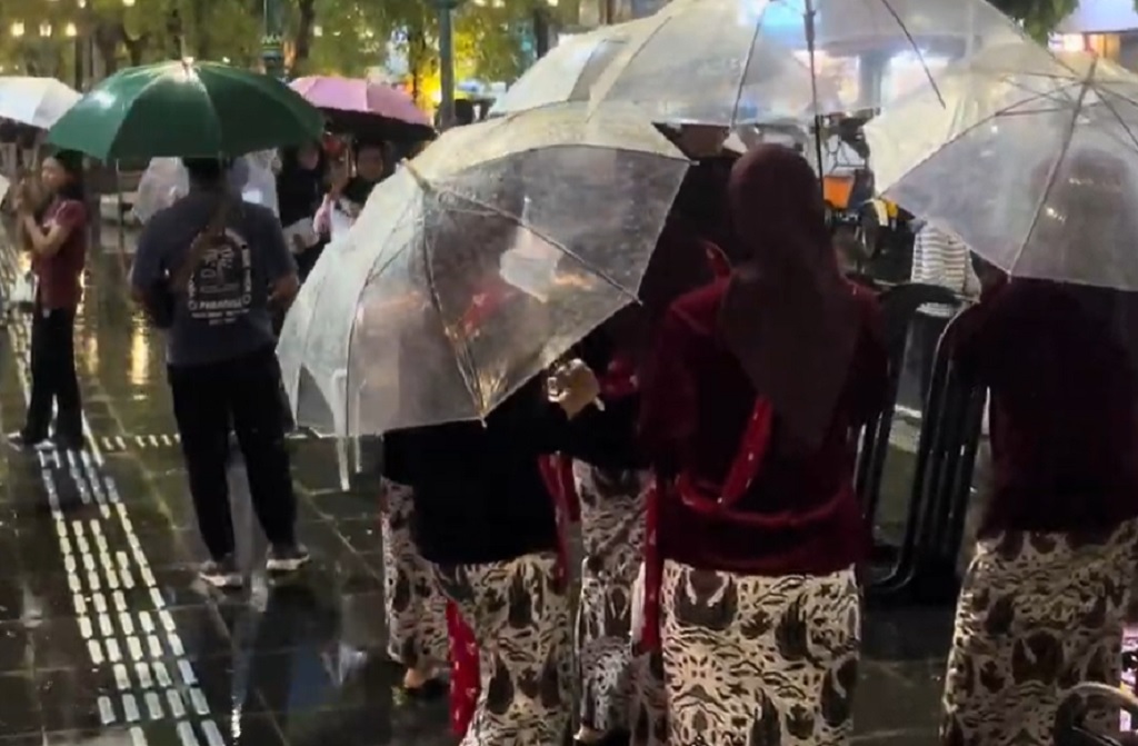 Malioboro Jogja Diserbu Ribuan Wisatawan meski Diguyur Hujan