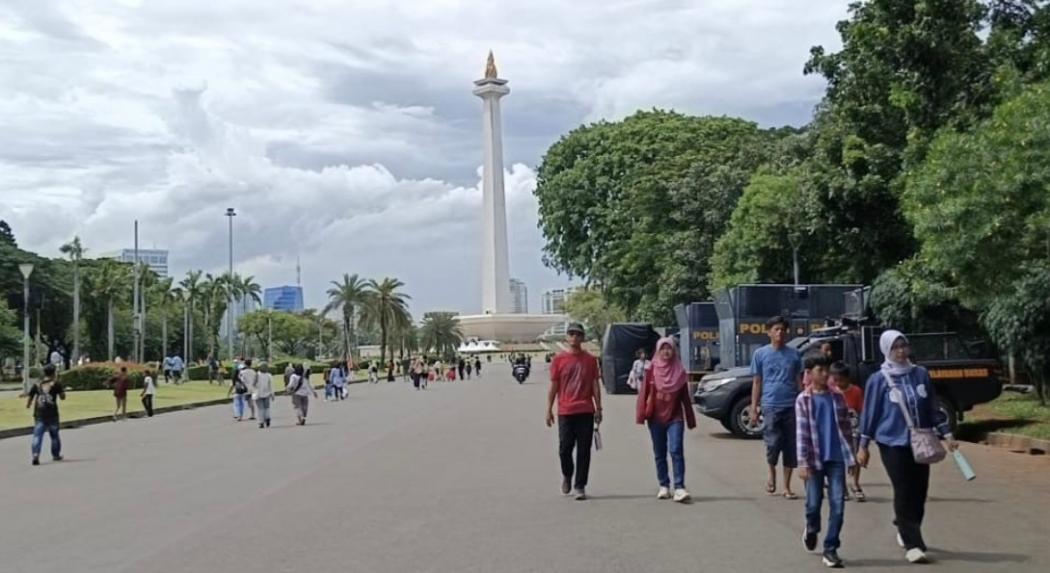 Monas Dipadati Pengunjung di Libur Nataru, Didominasi Rombongan Keluarga