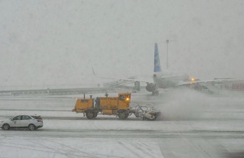 Badai Salju Parah Terjang Amerika, 1.700 Penerbangan Dibatalkan