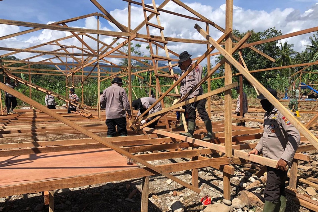Personel TNI dan Brimob Dikerahkan Percepat Pembangunan Hunian Sementara di Sumbar
